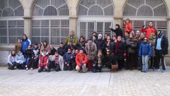 El grupo de jóvenes en la plaza de Guijuelo.